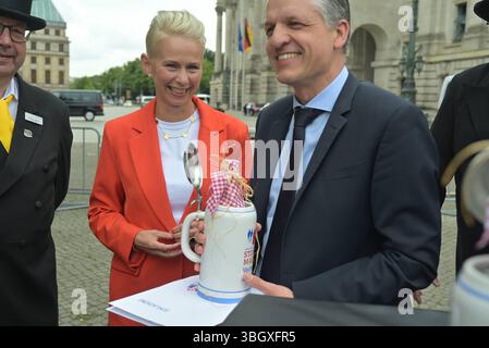 Parlamentarischer Abend-kleiner Stoppelmarkt in Berlin / 05.06.2025, Friedrich Ebert Platz - Reichstag, Berlin, , die Stadt Vechta hat für den heutigen Donnerstag, 05.06.2025 wieder die Spitzen aus Politik, Wirtschaft und Verwaltung zu einem parlamentarischen Abend-kleiner Stoppelmarkt in Berlin in die Vertretung des Landes Niedersachsen eingeladen. Dabei sind selbstverständlich auch die Traditionsfiguren des Vechtaer Stoppelmarktes, Jan und Libett, sowie der Ausschuss für Wirtschaftsförderung und Marktwesen, mit Bürgermeister Kristian Kater an der Spitze. Gemeinsam haben sie bereits am Vormit Stockfoto