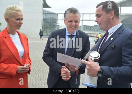 Parlamentarischer Abend-kleiner Stoppelmarkt in Berlin / 05.06.2025, Friedrich Ebert Platz - Reichstag, Berlin, , die Stadt Vechta hat für den heutigen Donnerstag, 05.06.2025 wieder die Spitzen aus Politik, Wirtschaft und Verwaltung zu einem parlamentarischen Abend-kleiner Stoppelmarkt in Berlin in die Vertretung des Landes Niedersachsen eingeladen. Dabei sind selbstverständlich auch die Traditionsfiguren des Vechtaer Stoppelmarktes, Jan und Libett, sowie der Ausschuss für Wirtschaftsförderung und Marktwesen, mit Bürgermeister Kristian Kater an der Spitze. Gemeinsam haben sie bereits am Vormit Stockfoto