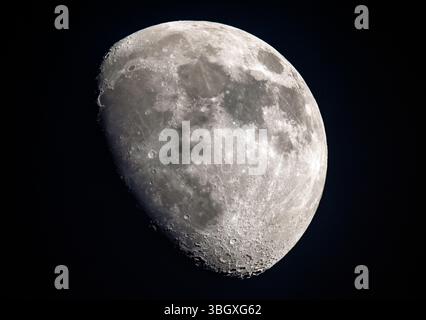 Ein hochauflösendes Bild, das die Krateroberfläche des Mondes zeigt und dessen Textur und Details vor dem dunklen Hintergrund des Weltraums hervorhebt. Stockfoto