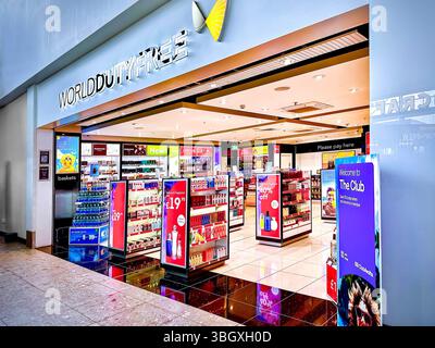 Eintritt in einen World Duty Free-Shop am internationalen Flughafen Newcastle mit verschiedenen Produkten und Werbeschildern Stockfoto