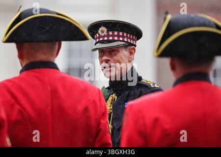 London, Großbritannien. Juni 2025. Prinz Edward unterhält sich bei der Inspektion mit den Chelsea Pensioners. Die jährliche Gründertagsparade findet im Royal Hospital Chelsea statt, das 1682 von König Karl II. Als Heim für britische Veteranen gegründet wurde. Das von Sir Christopher Wren entworfene Gebäude beherbergt heute etwa 330 ehemalige Soldaten, die als Chelsea Pensioners bekannt sind und in ihren legendären roten Uniformen zu sehen sind. Prinz Edward, Duke of Edinburgh, ist der Rezensionsoffizier für die diesjährige Parade. Quelle: Imageplotter/Alamy Live News Stockfoto