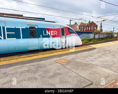 Moderner LNER-Zug der Klasse 800 Azuma Hitachi an einem Bahnsteig des Manors in newcastle upon tyne Stockfoto