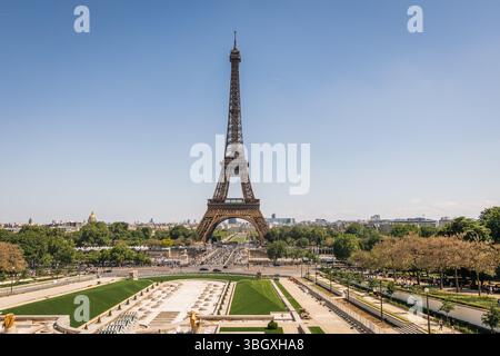 Ein klassischer Weitwinkelblick auf den Eiffelturm in Paris, hoch vor einem klaren blauen Himmel, Stockfoto