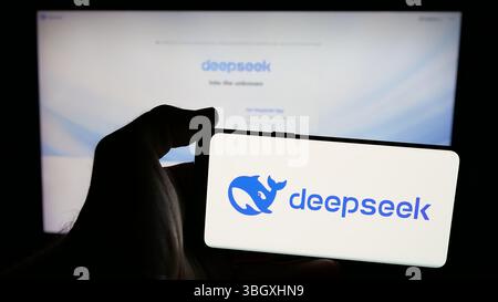 Stuttgart, Deutschland - 10.03.2025: Handybesitzer mit Logo des Unternehmens DeepSeek auf dem Bildschirm Stockfoto