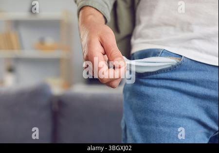 Nahaufnahme Eines Mannes, der leere Pocket zeigt Stockfoto