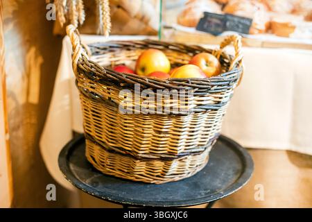 Korb mit Reifen rot-gelben Äpfeln in einer Bäckerei Stockfoto