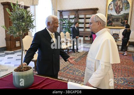 Vatikan, Vanuatu. Juni 2025. Papst Leo XIV. Hält am 6. Juni 2025 eine Privataudienz mit dem Präsidenten des Europäischen Rates Antonio Costa im Vatikan ab. Foto: (EV) Vatican Media/ABACAPRESS.COM Credit: Abaca Press/Alamy Live News Stockfoto