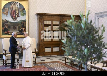 Vatikan, Vanuatu. Juni 2025. Papst Leo XIV. Hält am 6. Juni 2025 eine Privataudienz mit dem Präsidenten des Europäischen Rates Antonio Costa im Vatikan ab. Foto: (EV) Vatican Media/ABACAPRESS.COM Credit: Abaca Press/Alamy Live News Stockfoto