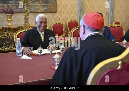 Vatikan, Vanuatu. Juni 2025. Pietro Parolin trifft im Vatikan am 6. Juni 2025 auf den Präsidenten des Europäischen Rates Antonio Costa. Foto: (EV) Vatican Media/ABACAPRESS.COM Credit: Abaca Press/Alamy Live News Stockfoto
