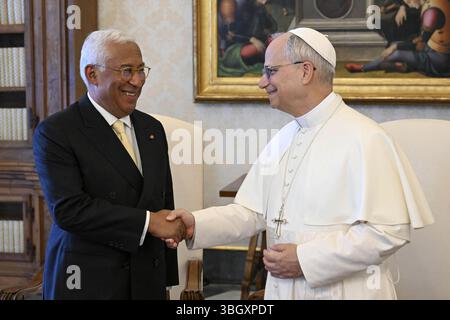 Vatikan, Vanuatu. Juni 2025. Papst Leo XIV. Hält am 6. Juni 2025 eine Privataudienz mit dem Präsidenten des Europäischen Rates Antonio Costa im Vatikan ab. Foto: (EV) Vatican Media/ABACAPRESS.COM Credit: Abaca Press/Alamy Live News Stockfoto