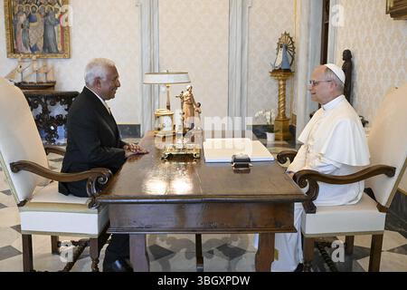 Vatikan, Vanuatu. Juni 2025. Papst Leo XIV. Hält am 6. Juni 2025 eine Privataudienz mit dem Präsidenten des Europäischen Rates Antonio Costa im Vatikan ab. Foto: (EV) Vatican Media/ABACAPRESS.COM Credit: Abaca Press/Alamy Live News Stockfoto