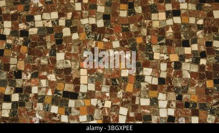 Kleiner antiker brauner, beiger, weißer schwarzer Mosaikfliesen Muster Hintergrund abstrakter Muster Hintergrund Stockfoto