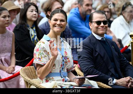 Stockholm, Schweden. Juni 2025. STOCKHOLM, SCHWEDEN 20250606Kronprinzessin Victoria und Prinz Daniel nehmen an den Feierlichkeiten zum Nationalfeiertag in Hagaparken Teil. Foto: Pontus Lundahl/TT/Code 10050 Credit: TT News Agency/Alamy Live News Stockfoto
