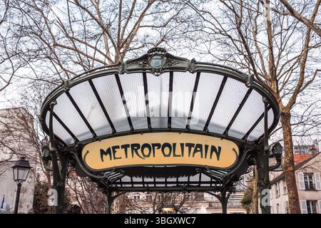 Ein symmetrischer Blick auf einen klassischen U-Bahn-Eingang im Jugendstil „Metropolitain“ in Paris mit seinem unverwechselbaren Glasdach und kunstvollen Eisenwerk fram Stockfoto