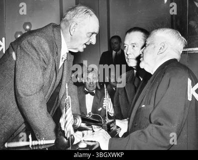 Der Präsident Carl Vinson (links), Vorsitzender des Komitees für Armed Services des Repräsentantenhauses, begrüßt ADM. Arthur Radford (Mitte), Vorsitzender der Joint Chiefs of Staff, und Verteidigungsminister C.E. Wilson, als sie ankamen, sagten vor dieser Gruppe aus. 28. Januar 1957 Stockfoto