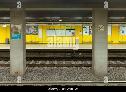 Frankfurt, Deutschland - 15. Mai 2024: U-Bahn-Station Eschenheimer Tor in Frankfurt ohne Menschen, Stockfoto
