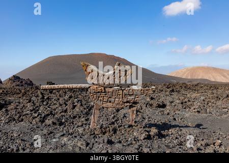 Yaiza, Spanien - 14. Januar 2025: Teufelsschild am Eingang des Timanfaya Nationalparks auf Lanzarote in Yaiza, Spanien. Das Teufelszeichen wurde von Cesar Manr erschaffen Stockfoto