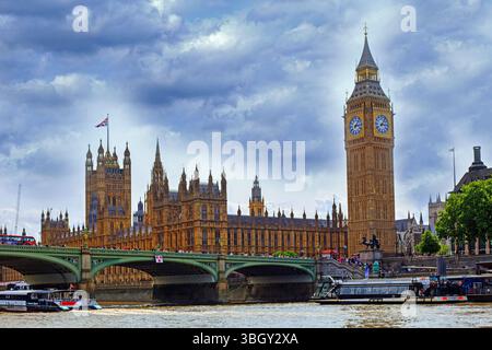 Westminster, London 04-06-25. Big Ben und Houses of Parliament an der Themse, mit Passagierbooten auf dem Fluss, die Menschen den Fluss hinaufführen Stockfoto