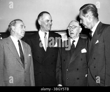 Von links nach rechts: Senator William A Purtell, Gouverneur John Davies Lodge, Senator Walter F George und Senator Prescott S Bush. 18. Januar 1955 Stockfoto