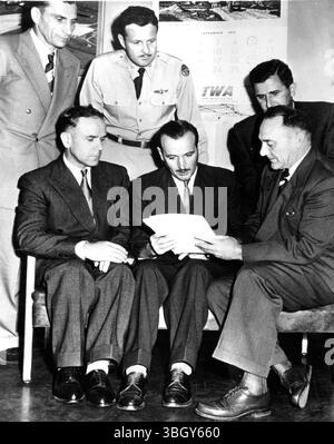 Jugoslawische Militärmission. Vier Mitglieder der jugoslawischen Armee von Marschall Tito werden von Brigadegeneral John W Harmony von der US-Armee über ihre unmittelbaren Pläne informiert, nachdem sie am 8. September von Frankfurt am Main auf dem internationalen Flughafen New York angekommen waren. Von links nach rechts sitzen Lieutenant Col Zdravko Popin, Brigadegeneral Franc Poglajen, General Harmony und Major Metod Antunac im Heck sind Major Franc Baudek (links) und Col John Regan, US Air Force. 8. September 1952 Stockfoto