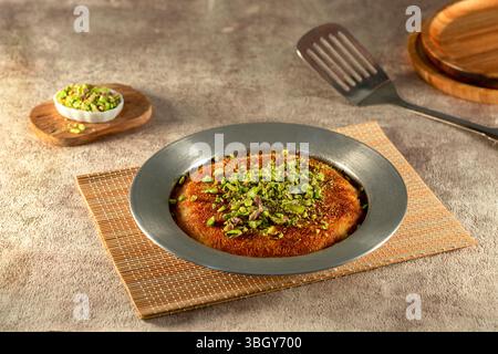 Arabische türkische Süßigkeiten aus dem Nahen Osten, Knafeh. Stockfoto