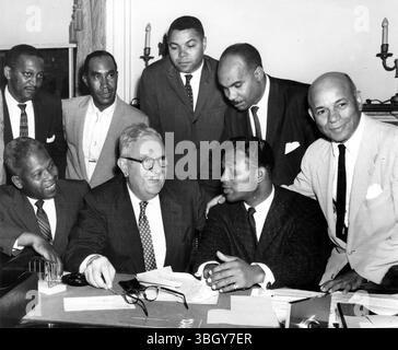 Untersuchung des Vorfalls von Harlem. Betty Bürgermeister Paul O'Keefe (zweiter von links, erste Reihe) trifft sich mit den Führern von Harlem im Rathaus hier, 14. Juli. Um einen angeblichen Vorfall der Polizeibrutalität Ende des 13. Juli in Harlem zu besprechen. Links nach rechts, in der ersten Reihe sind Manhattan Borough Pres Hulan Jack O’Keefe, Boxweltmeister im Mittelgewicht Sugar Ray Robinson und Councilman Earl Brown. Hinten (von links nach rechts) befinden sich Richter. Kenneth M. Phipps, Rechtsanwalt William Leath, Sen James L Watson, Harlem Democrat und Rechtsanwalt John Edmunds. 14. Juli 1959 Stockfoto