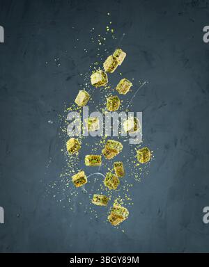 Fliegende Baklava-Auswahl mit Pistazien und arabischem Dessert aus dem Nahen Osten. Stockfoto