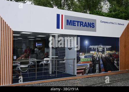 Messe München. Die Transportlogistik ist die weltweit größte Fachmesse für Logistik, Mobilität, IT und Supply Chain Management. Foto: Messestand Metrans. Die METRANS-Gruppe als HHLA-Tochterunternehmen stellt hochfrequente Bahnverbindungen mit Seehäfen an der Nordsee und der Adria her *** Messe München Transport Logistic ist die weltweit größte Fachmesse für Logistik, Mobilität, IT und Supply Chain Management Foto Metrans Stand die METRANS-Gruppe, eine HHLA-Tochtergesellschaft, bietet Hochfrequenzbahnverbindungen mit Seehäfen an der Nordsee und der Adria Stockfoto