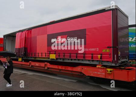 Messe München. Die Transportlogistik ist die weltweit größte Fachmesse für Logistik, Mobilität, IT und Supply Chain Management. Foto: Rail Cargo Group, ÖBB Zug mit Planen-Container *** die Messe München Transport Logistic ist die weltweit größte Fachmesse für Logistik, Mobilität, IT und Supply Chain Management Photo Rail Cargo Group, ÖBB Train mit Planencontainer Stockfoto