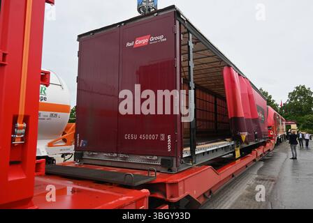 Messe München. Die Transportlogistik ist die weltweit größte Fachmesse für Logistik, Mobilität, IT und Supply Chain Management. Foto: Rail Cargo Group, ÖBB Zug mit Planen-Container *** die Messe München Transport Logistic ist die weltweit größte Fachmesse für Logistik, Mobilität, IT und Supply Chain Management Photo Rail Cargo Group, ÖBB Train mit Planencontainer Stockfoto