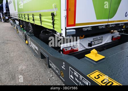 Messe München. Die Transportlogistik ist die weltweit größte Fachmesse für Logistik, Mobilität, IT und Supply Chain Management. Foto: LKW - Auflieger beim Transport via Bahn bzw Zug *** die Messe München Transport Logistic ist die weltweit größte Fachmesse für Logistik, Mobilität, IT und Supply Chain Management Foto-Lkw-Anhänger beim Transport per Bahn oder Bahn Stockfoto