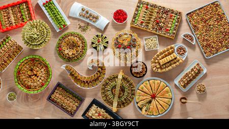 Große luxuriöse Sammlung traditioneller arabischer Süßigkeiten aus dem Nahen Osten, Blick von oben. Stockfoto