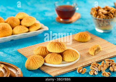 Maamoul mit Walnüssen und Zimt, arabische nahöstliche Gastfreundschaft. Stockfoto