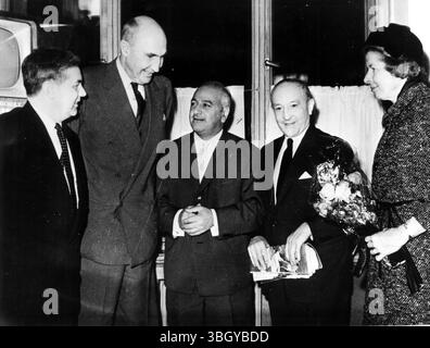 Als Sir Roger Makins (2. Von links), Vorsitzender der britischen Atomenergiebehörde, auf dem Flughafen Sheremetjewo landete, um Moskau zu besuchen, traf er seine russischen Kollegen I. Merohox (links) und V. Petrosyantz (3. Von links). Auf der rechten Seite ist Lady Makins und auf der zweiten Seite der britische Botschafter in der UdSSR, Frank K. Roberts. 26. Oktober 1962 Stockfoto