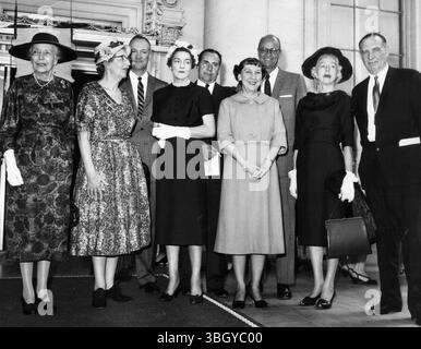 Frau Mamie Eisenhower (vierte von rechts) posiert mit Kindern früherer und heutiger US-Präsidenten auf den Stufen des Weißen Hauses. Von links nach rechts: Frau Alice Roosevelt Longworth; Frau Helen Taft Manning; Major John Eisenhower; Frau John Harlan Amen (Tochter von Präsident Cleveland); John Coolidge; Frau Eisenhower; Vertreter James Roosevelt; Alan Wilson und Richard Cleveland. 1. Mai 1959 Stockfoto