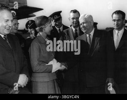 Am internationalen Flughafen Roms schüttelt die neue US-Botschafterin in Italien, Clare Booth Luce (Mitte), US-Verteidigungsminister Charles E. Wilson die Hände, als sie ihn und andere Persönlichkeiten der US-Verteidigung bei ihrer Ankunft aus Neapel begrüßt. Die Gruppe ist auf einer Inspektionsreise durch US-Verteidigungsanlagen in Europa. Von links nach rechts: Italiens Verteidigungsminister Randolfo Pacciardi, der die Partei bei der Ankunft ebenfalls willkommen heißt; Oberbefehlshaber der NATO-Truppen Südeuropa; Frau Luce; Marineminister Robert Anderson (hinter Herrn Wilson); Wilson und stellvertretender Verteidigungsminister Frank Nash. 30. April 1953 Stockfoto