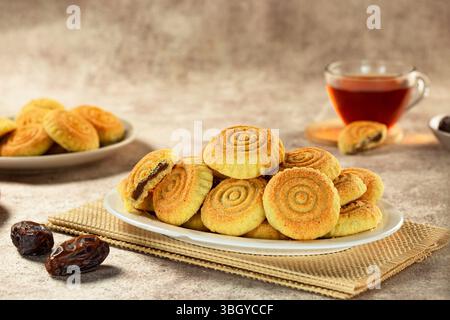 Luxuriöses Maamoul-Teller, arabisches nahöstliches Essen, serviert während des Eid. Stockfoto