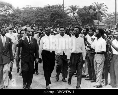 Albert: Kalonji, spaziert am 27. Juni vor dem Palais de la Nation in Leopoldville, als sie sich versammelten, um ihre Gefühle zu demonstrieren, dass sie in der neuen kongolesischen Regierung nicht angemessen vertreten waren, und vor allem die Aufnahme Kalonjis in die neue Regierung forderten. Die Menge war einmal in der Nähe des Schreibens, aber nach Reden von Kalonji zerstreuten sie Schreie und Singen. 30. Juni 1960 Stockfoto