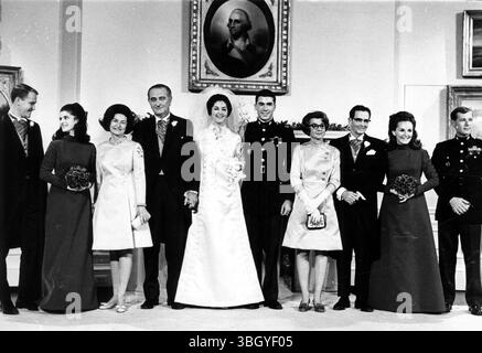 Dieses formelle Foto wurde im gelben ovalen Raum des Weißen Hauses nach Lynda Johnsons Hochzeit mit Marinekapitän Charles Robb im Ostzimmer des Herrenhauses gemacht. Von links nach rechts: Pat Nugent, Trauzeugen und Ehemann der jüngeren Tochter des Präsidenten; Luci Nugent, Ehrenmatron und jüngere Schwester von Lynda; Lady Bird Johnson; Präsident Johnson; die Braut und der Bräutigam; Mrs. Und Mrs. James Robb, Eltern des Bräutigams; Warrie Lynn Smith, Trauzeugin; und Marine Captain William D Davidson, der beste Mann. 9. Dezember 1967 Stockfoto