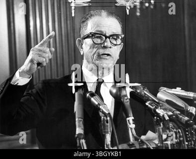 Er verprügelt afrikanische Führer. SEN Allen J Ellender, der während einer Pressekonferenz gezeigt wurde, beschuldigte die Führer der neuen afrikanischen Nationen, "dünne Politiker zu sein, die nicht in der Lage sind, Kritik zu nehmen". 7. März 1963 Stockfoto