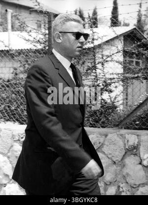 Er hat Eichmann erwischt. Yehuda Simhoni, der im vergangenen Jahr die Festnahme des ehemaligen SS-Führers Adolf Eichmann in Argentinien organisiert hat, verlässt am zweiten Tag des Prozesses gegen Eichmann die Bezirke des Beit Haam-Gerichts, der 15 Anklagen, 12, die das Todesurteil tragen, ausgesetzt ist. 14. April 1961 Stockfoto