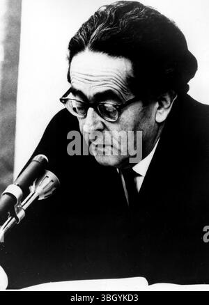 Das Urteil wird gelesen. Der ehemalige Nazi-SS-Offizier Adolf Eichmann, 56, wurde gestern Nacht im Ramleh-Gefängnis in der Nähe von Tel Aviv gehängt, 12 Stunden nachdem sein letztes Gnadengesuch abgelehnt worden war. Hier ist Richter Vitkeon abgebildet, der einen Teil des Urteils des Obersten Gerichtshofs Israels vom 29. Mai liest, das die Entscheidung des Bezirksgerichts bestätigte, welches Urteil ich im Dezember letzten Jahres zum Tode verurteilt habe, nachdem ich ihn für schuldig befunden hatte, dass er an der Ermordung von 6 Millionen Juden im Zweiten Weltkrieg durch das Nazi-Deutschland am 1. Juni 1962 beteiligt war Stockfoto