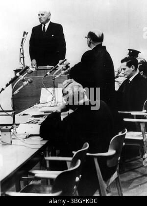 "Historischer Zeuge" beim Albert Eichmann-Prozess. Prof Salo Wittmayer Baron (stehender Hintergrund), Prof für jüdische Geschichte an der Columbia University, New York, der erste nicht-israelische Ausweis gab, beantwortet eine Frage des Chefanklägers Gideon Hausner (stehend, rechts), während der fortgesetzten Anhörung des Prozesses, des ehemaligen Nazi-SS-Führers Adolf Eichmann, im Beit Haam Gerichtsgebäude in Jerusalem. 26. April 1961 Stockfoto