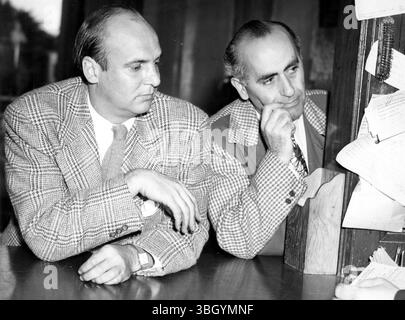 Jackie Coogan , 30 , wurde heute von der Polizei in West Los Angeles wegen einer "Betrunkenen im Auto "-Anklage gebucht . Der ehemalige Kinderstern wird mit seinem Kautionsbondsmann David Romanik gezeigt ( rechts ) Stockfoto