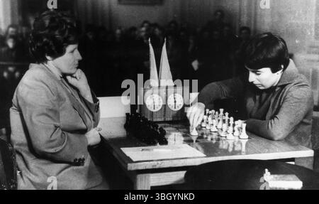 Schachweltmeisterschaft der Frauen : die georgische Schachspielerin Nona Gaprindashvili macht während ihres Spiels gegen die amtierende Meisterin Elizaveta Bykowa im Central Chess Club in Moskau einen Zug Stockfoto