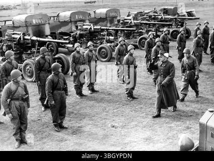 Polen mobilisiert seine Truppen und bereitet sich darauf vor, wie Deutschland einen Truppenabzug verlangt Deutschland hat von Polen verlangt, dass Polen die an der deutschen Grenze mobilisierten Truppen sofort aufsprengt, insbesondere im Korridor, und Danzig Photo zeigt Oberst Alexandrowicz , Stabschef Warschau , die ein Flugabwehrbataillon inspiziert Stockfoto