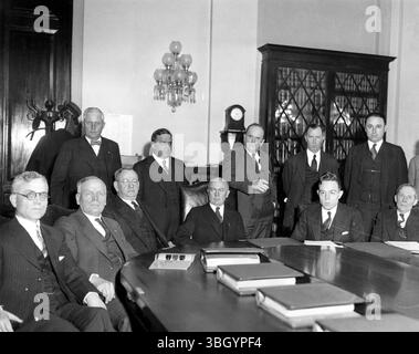 Der Vorschlag des Präsidenten John N Garner, die Verbotsänderung direkt einzulegen, wurde in der Sitzung des Justizausschusses des Repräsentantenhauses in Washington abgelehnt . Während der Sitzung von links nach rechts sitzende Ausschussmitglieder : Earl C Michenor , Michigan ; Charles A Christopherson , South Dakota ; L Dyer , Missouri ; Hatton Sumner ( Chairman ) , Texas ; Elmore Whitehurst ( Clerk ) ; Z Weaver , North Carolina ; Stand : Charles Sparks , Kansas ; F H LaGuardia , New York ; Malcolm Tarver , Georgia ; Frank Oliver , New York; Gordon Browning, Tennessee Stockfoto