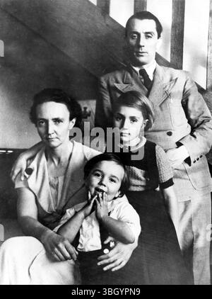 Frederic und Irene Joliot - Curie ( sie ist die Tochter von M und Mme Curie , der herausragenden entdeckerin des Radiums ) waren von den Glückwünschen überwältigt , seit bekannt gegeben wurde , dass sie den Nobelpreis für Chemie gewonnen hatten . Frau Curie und sein Ehemann haben neue radioaktive Substanzen geschaffen, die es in der Natur nicht gibt. Sie werden hier mit ihren Kindern Helene und Pierre gezeigt . 15. November 1935 Stockfoto