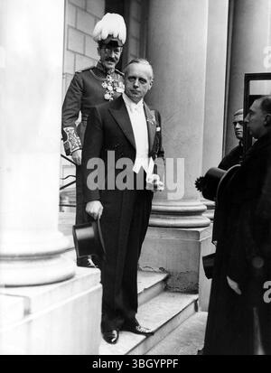 Herr Joachim von Ribbentrop , der neue deutsche Botschafter in London , präsentierte König Eduard im Buckingham Palace sein Mandat . Fotoshows : Herr von Ribbentrop verlässt die deutsche Botschaft mit Sir Sidney Clive , Marschall des Diplomatischen Korps , für den Buckingham Palace . 30 . Oktober 1936 . Stockfoto