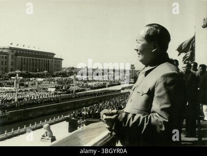 20. September 1963 Mao TSE Tung , Vorsitzender des Zentralkomitees der Kommunistischen Partei Chinas. Auf dem Bild sehen wir die Truppen in Peking, China, die den 14. Jahrestag des kommunistischen China feiern. Stockfoto